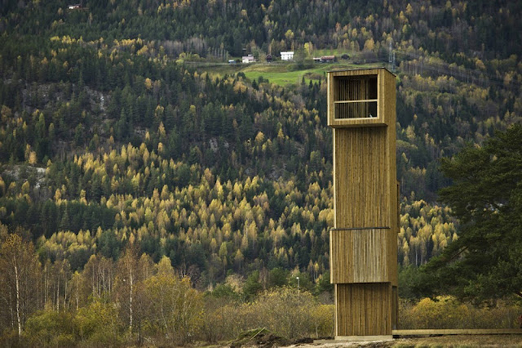 “Mitología y modernidad convergen en este mirador del estudio noruego Rintala Eggertsson Architects. Los arquitectos dividen el programa, situando en un pequeño volumen la zona expositiva y por otro lado la torre mirador.”