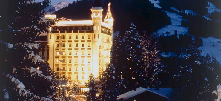 “Ubicado los majestuosos Alpes suizos, el Gstaad Palace tiene cerca 104 habitaciones decoradas con buen gusto incluyen 29 suites junior, 4 suites, 2 suites Tower.”