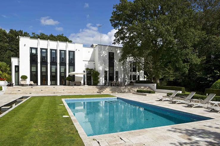 “Esta casa de 1934, renovada para albergar 5 habitaciones se sitúa en el norte de Londres y está valorada en 9,7 millones de dólares.”