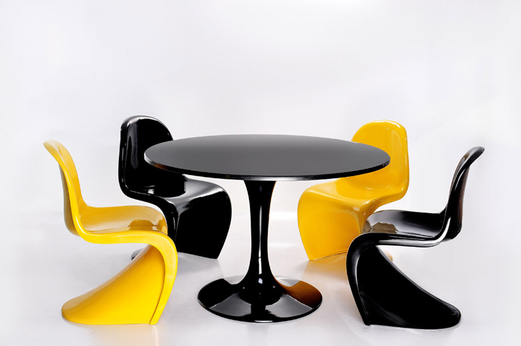 “La mesa Tulip, creada por Eero Saarinn es elaborada haciendo uso uso de la madera laminada y del plástico.”