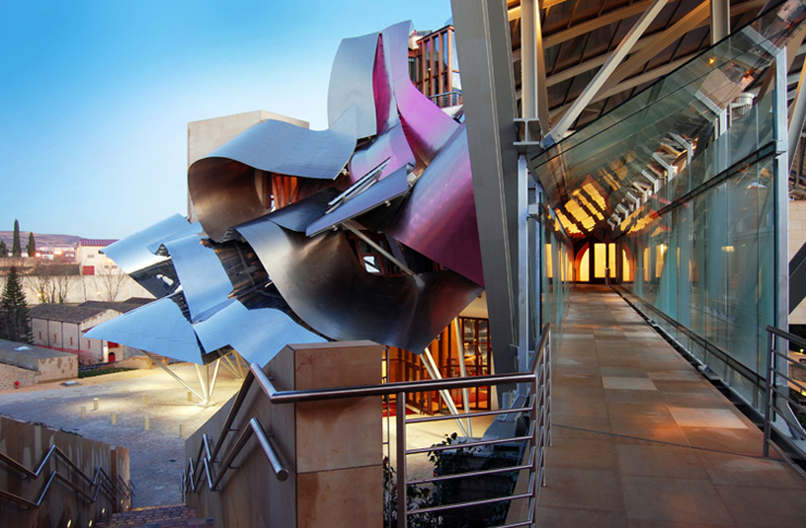 “El Hotel Marqués de Risca es un edificio vanguardistas diseñado por el arquitecto Frank Gehry, creador del famoso Guggenheim de Bilbao.”