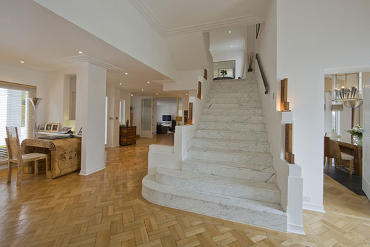 “Esta casa de 1934, renovada para albergar 5 habitaciones se sitúa en el norte de Londres y está valorada en 9,7 millones de dólares.”