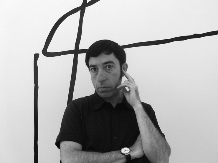“Carlos Tíscar (1964), se graduó en la Escuela de Artes Aplicadas de Valencia (1982), en la especialidad de Diseño Industrial.”