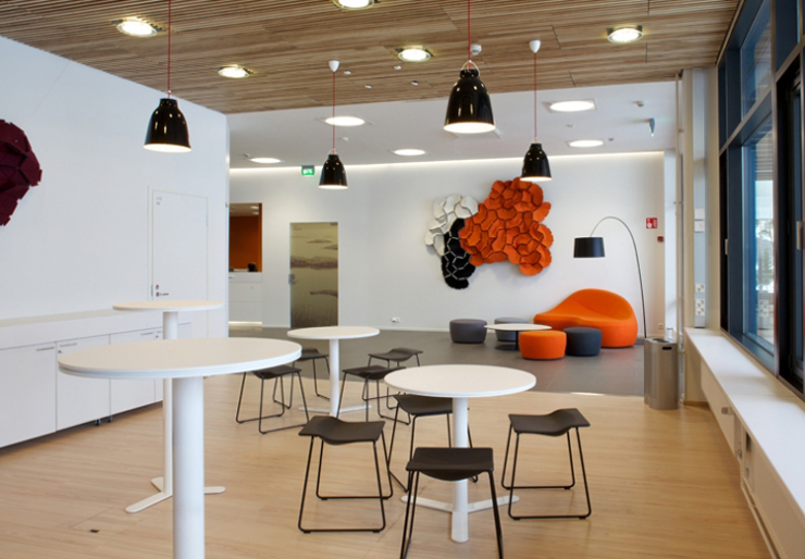 “La empresa valenciana Viccarbe. Uno de sus más recientes proyectos ha sido el espacio de descanso en las oficinas de Microsoft en Finlandia.”