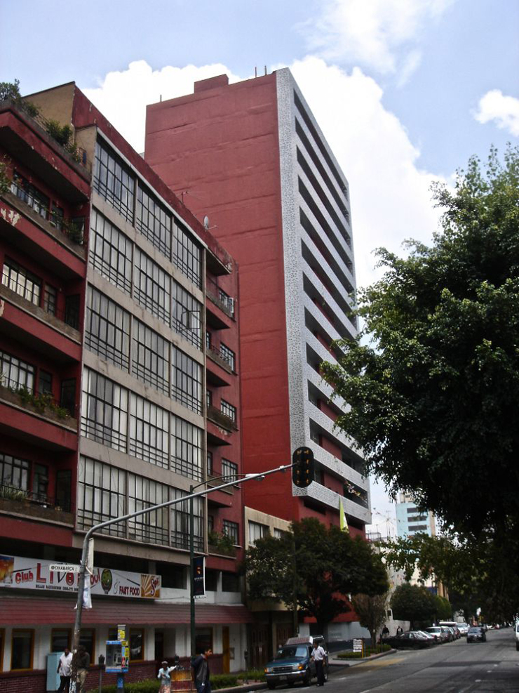 “El proyecto consistió en la remodelación de un edificio de oficinas construido en 1981, para ser convertido en un edificio habitacional con 23 departamentos.”