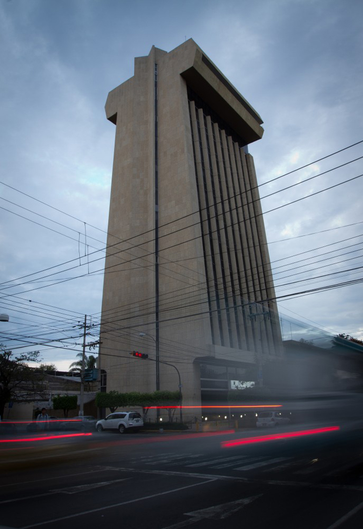 “El proyecto consiste en la reforma del generoso penthouse de una torre (post-)modernista de finales de los 70s en el centro de la ciudad de Guadalajara. El responsable por este proyecto es lo arquitecto Diego Calderon.”
