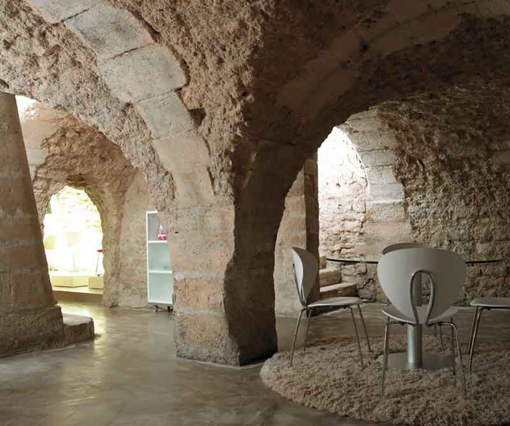 “Situada en un antiguo edificio del siglo XVI, el rasgo característico del nuevo Showroom de Stua en París es sin lugar a dudas su planta baja, una hermosa cava del siglo XII.”