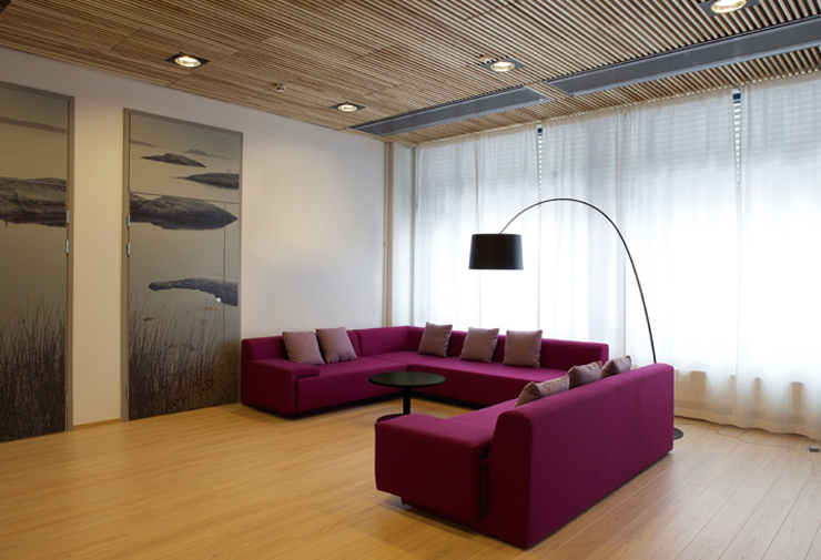 “La empresa valenciana Viccarbe. Uno de sus más recientes proyectos ha sido el espacio de descanso en las oficinas de Microsoft en Finlandia.”