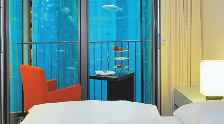 “Como seguro que te gustan los hoteles de lujo, hoy te vamos a mostrar uno que además, tiene una peculiaridad enorme. Te hablamos del Radisson Blu Hotel de Berlin, un hotel de cinco estrellas que posee el acuario cilíndrico más grande del mundo.”