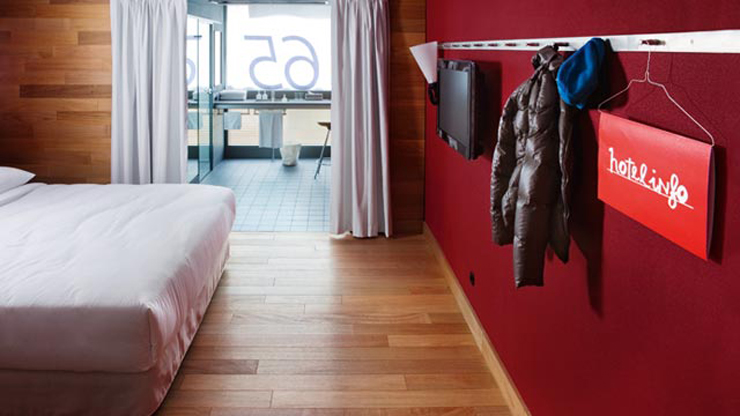 “Casa Camper es el segundo hotel del gigante del calzado español Camper que, al igual que su hotel hermano en Barcelona, combina a la perfección la elegancia minimalista con el confort de un diseño inteligente.”