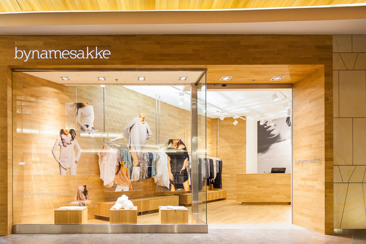 “Esta es la primera tienda insignia de la marca de ropa canadiense-polaca Bynamesakke. El proyecto fue desarrollado en estrecha colaboración con el diseñador de la marca, Iza-Krysakowska Keyes y el arquitecto Agi Kuczynska.”