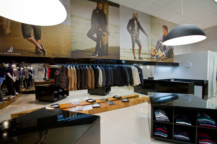 “La tienda de ropa Loja Mazzo está dirigida a un público masculino, y ha surgido a partir de todos sus conceptos. Un proyecto al encargo de Studio Buzetti + Arquitetura.”