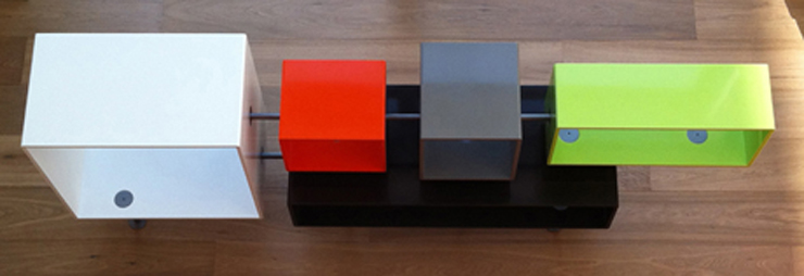 “Jean-Baptiste Sibertin-Blanc ha creado una colección en HI-MACS para la muestra: una consola, un espejo y una lámpara de neón.”