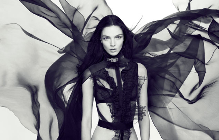 “Givenchy ha presentado "Dahlia Noir", la primera fragancia de la casa creada bajo la batuta de Riccardo Tisci.”