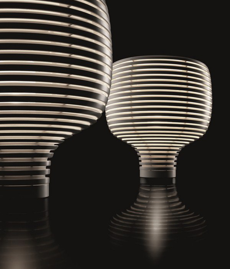 “Werner Aisslinger ha tomado inspiración de las colmenas para crear una lámpara de formas puras que rápidamente se ha convertido en un clásico de Foscarini, Behive, y que se presenta ahora en dos versiones, de mesa y de suspensión.”