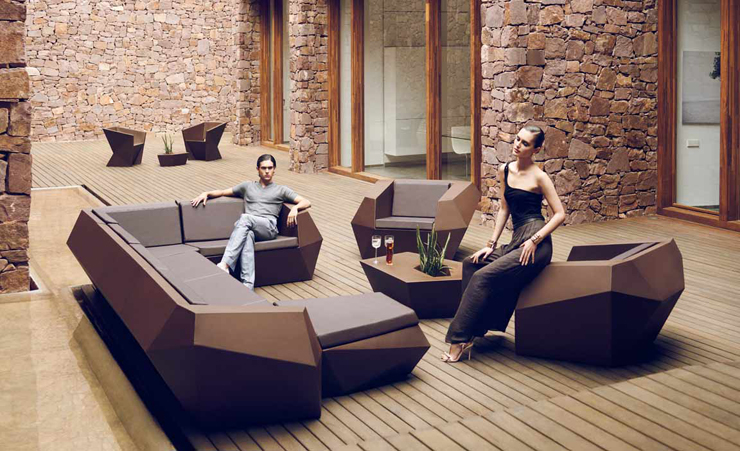 “La colección Faz es una colección de sofá modular y maceteros diseñados por el genial arquitecto Ramón Esteve para Vondom.”