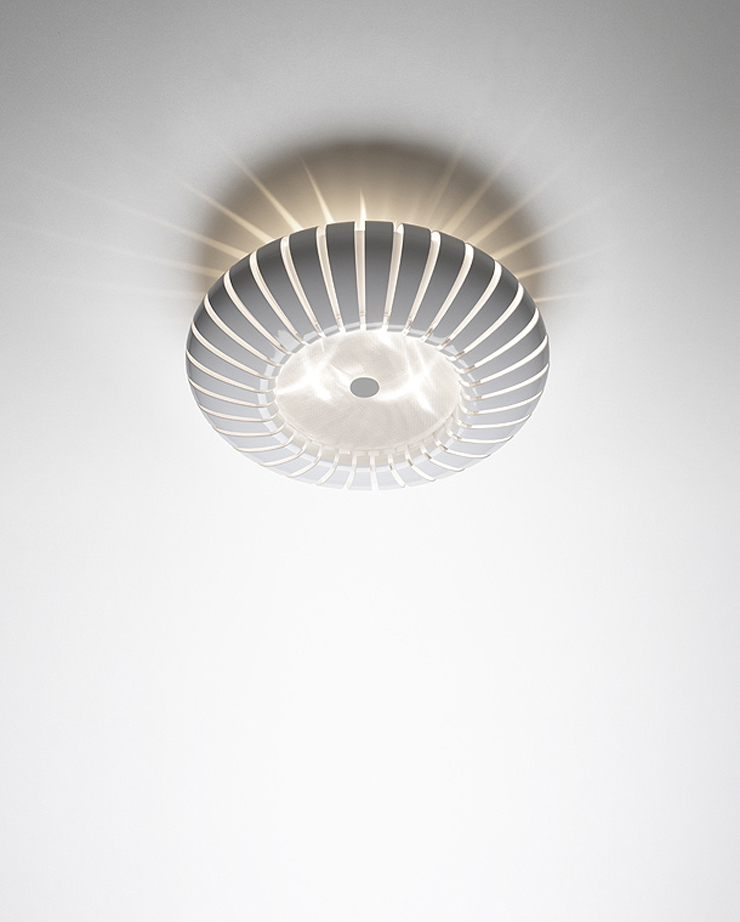 “Maranga, la nueva luminaria de Christophe Mathieu para Marset. Se presenta en dos medidas para su versión de plafón, suspensión, pie y sobremesa. Disponible en blanco, arena y gris.”