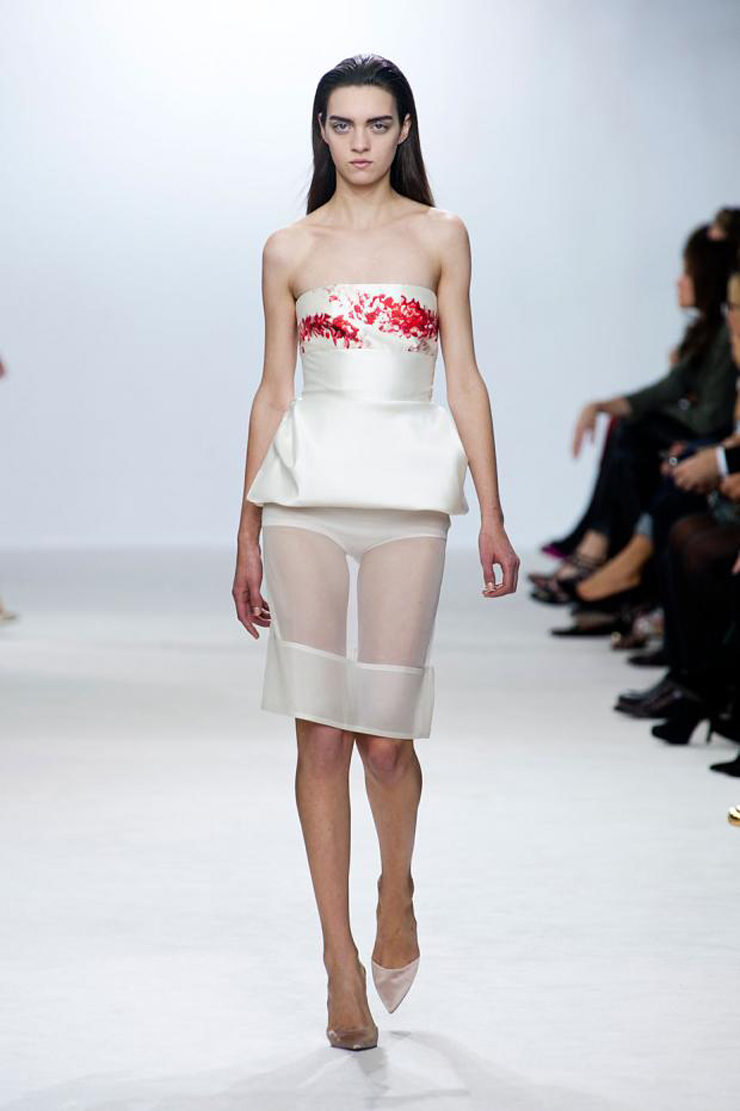 “El rojo con el blanco combinan estupendamente, será por eso que en esta colección de ropa italiana 2013 Giambattista Valli, abundan los atuendos conformados.”