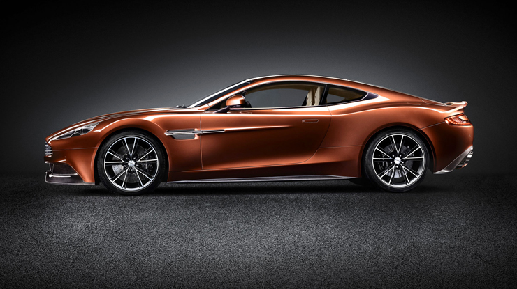 "Con el nuevo Vanquish, Aston Martin, marca inglesa que acaba de cumplir 100 años, entrega la comodidad que toda persona busca en un vehículo de lujo, pero le agrega la velocidad y modernidad propias de un súper deportivo."