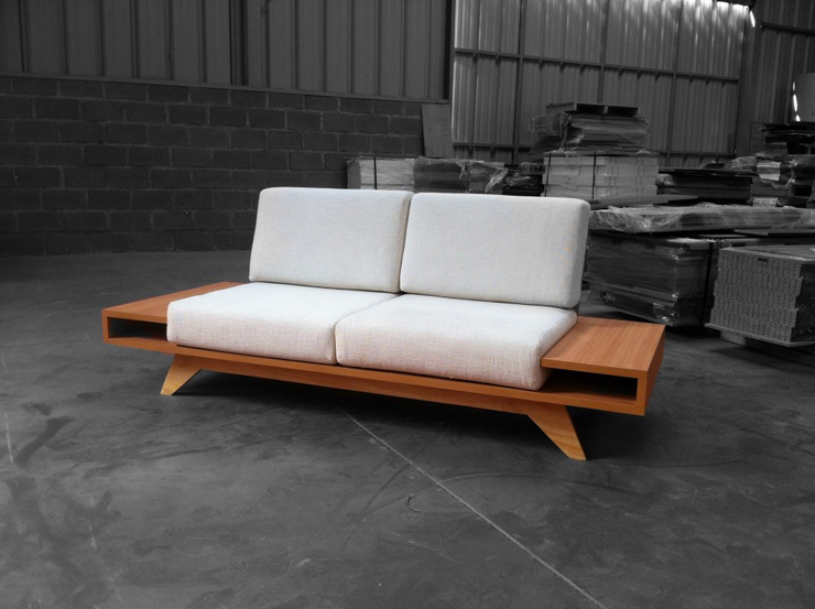 “El diseño de este sofá, creado por el diseñador chileno Pablo Llanquin, trata de buscar un estilo simple e ingenuo.”