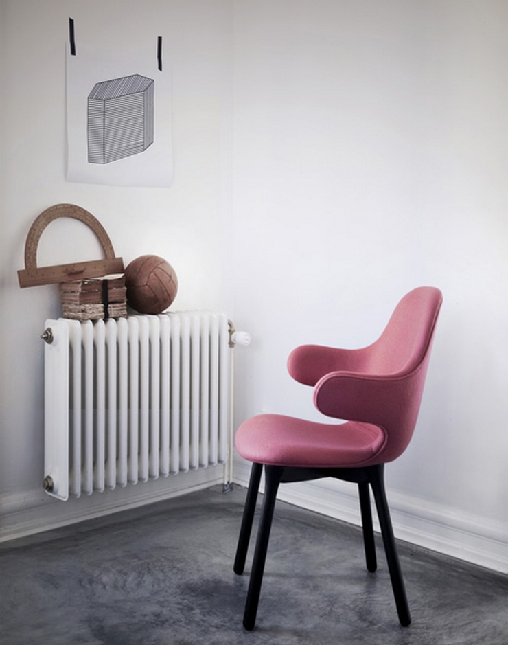 "El diseñador español Jaime Hayón ha creado para la marca danesa &tradition una silla con brazos que se extienden desde el alto respaldo como una invitación a sentarse"