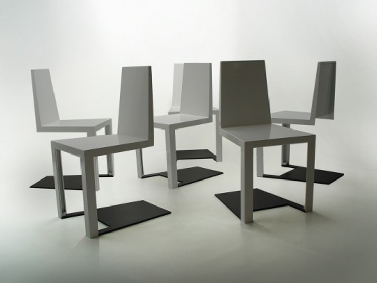 “El estudio de diseño Duffy London ha creado esta silla que, a primera vista, parece desafiar la gravedad.”