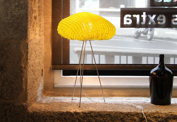 “Una lámpara de silicona con formas y texturas orgánicas.”
