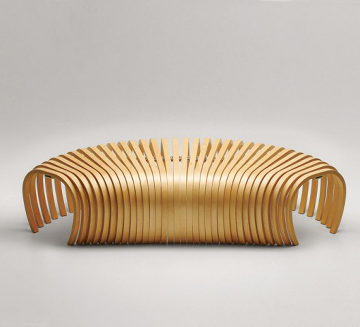 “La banca Ribs, creada por el diseñador australiano Stefan Lie del colectivo Design By Them.”