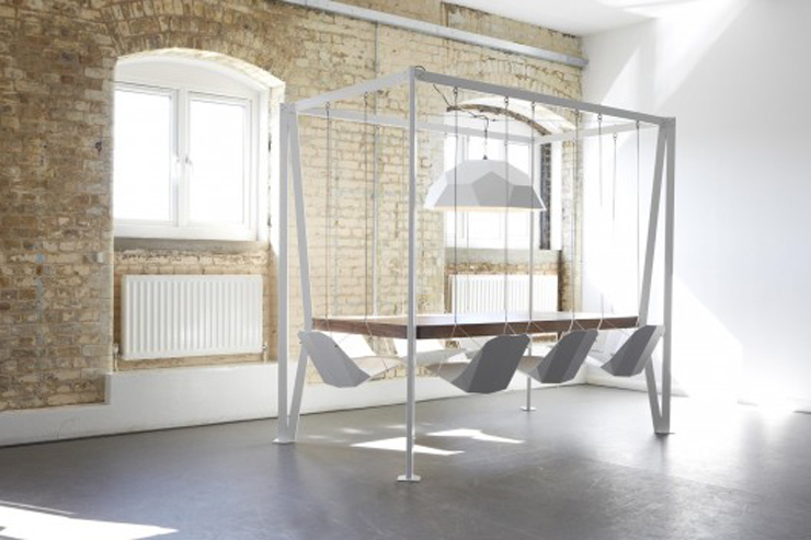 “Christopher Duffy, del estudio de diseño Duffy London, ha creado esta mesa columpio.”