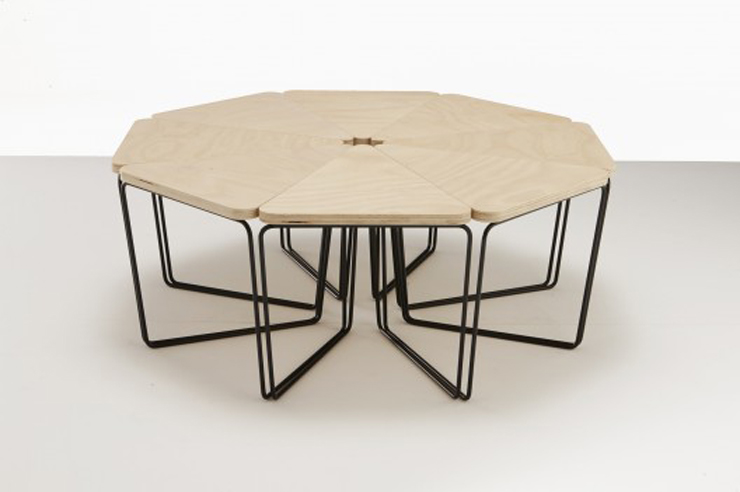 “Fractal es un elemento modular que utiliza la repetición y el patrón para recrearse en una gama de diversas disposiciones de mesas y asientos flexibles.”