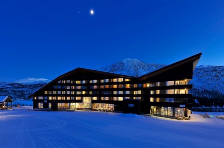 “En el 2008 JVA ganó el concurso para el nuevo plan maestro de Myrkdalen, una estación de esquí cerca de Voss. El hotel Myrkdalen es el primer proyecto del plan maestro que se realiza.”