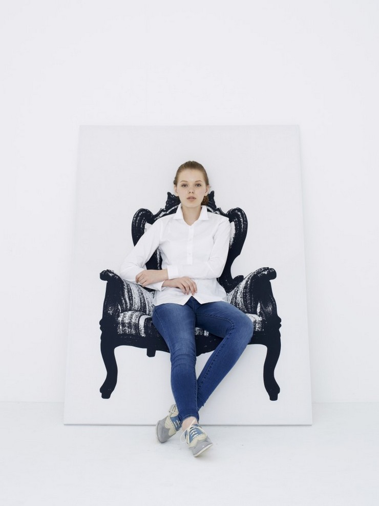 "Una silla en forma de lienzo con un dibujo de una silla. Creada por el estudio japonés YOY."