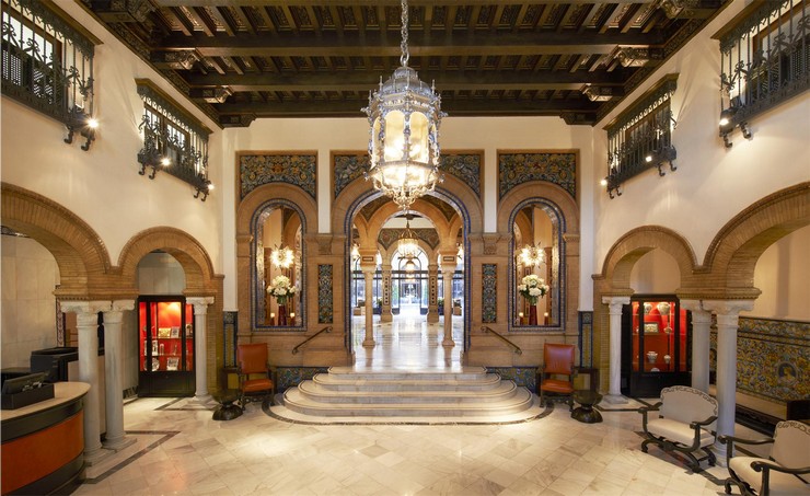 “Con el histórico hotel Alfonso XIII ha ocurrido lo mismo, tuvo que cerrar sus puertas en la primavera de 2011 para empezar a vivir (o continuar viviendo) con un impulso renovado.”