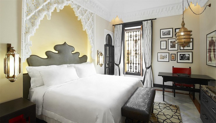 “Con el histórico hotel Alfonso XIII ha ocurrido lo mismo, tuvo que cerrar sus puertas en la primavera de 2011 para empezar a vivir (o continuar viviendo) con un impulso renovado.”