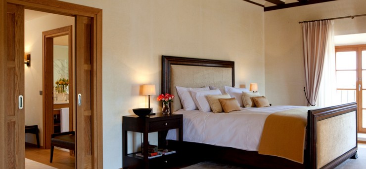 “Viñas a orillas del Duero, una Abadía milenaria, un hotel de máximo lujo: Hotel Abadía Retuerta LeDomaine.”