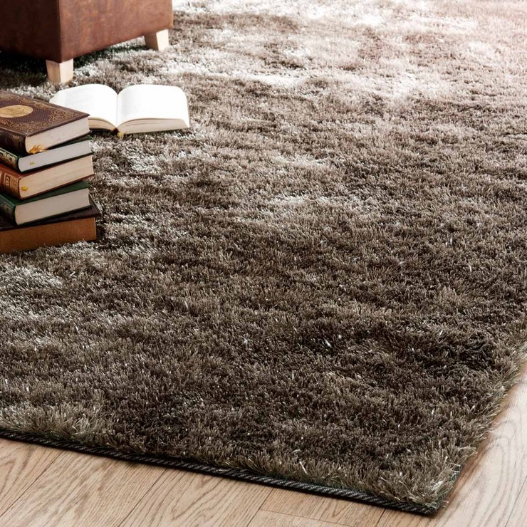 “Como los bolsos, zapatos y demás complementos de moda, las alfombras se antojan como un elemento indispensable en el terreno de la decoración”