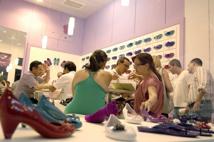 "Couromoda 2014 Sao Paulo es una feria de moda para el lanzamiento de zapatos y artículos de cuero."