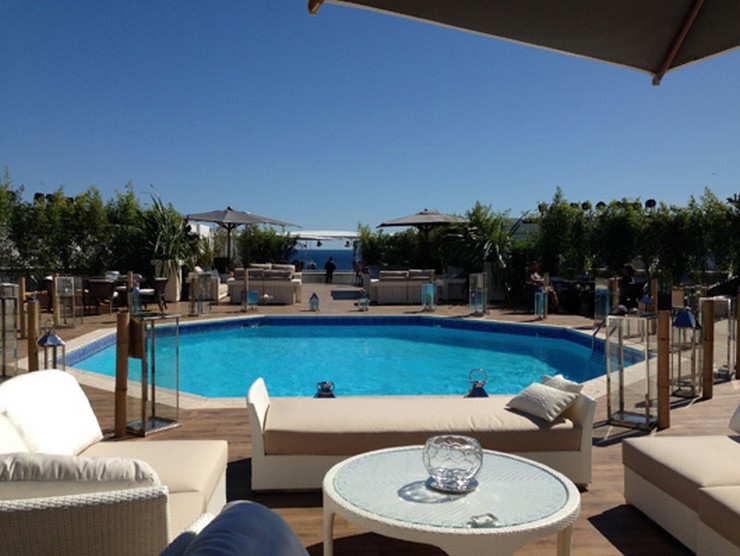 "Fendi Casa está presente en uno de los lugares más exclusivos de la Costa Azul durante el Festival de Cine de Cannes.  Del 14 al 25 de mayo de 2014 las elegantes propuestas de la colección Fendi Outdoor visten la terraza del Club Costes by Albane del JW Marriott Cannes"