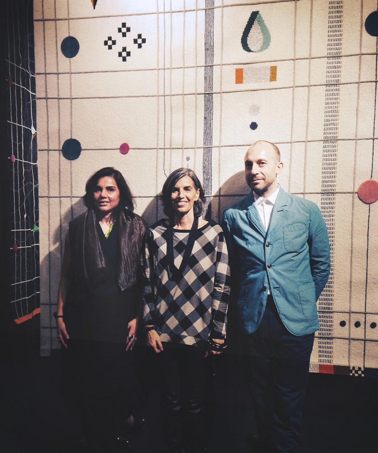 "Los diseñadores del estudio Doshi Levien, Nipa Doshi y Jonathan Levien, junto con Nani Marquina en el Salone Internazionale del Mobile, Milano 2014"