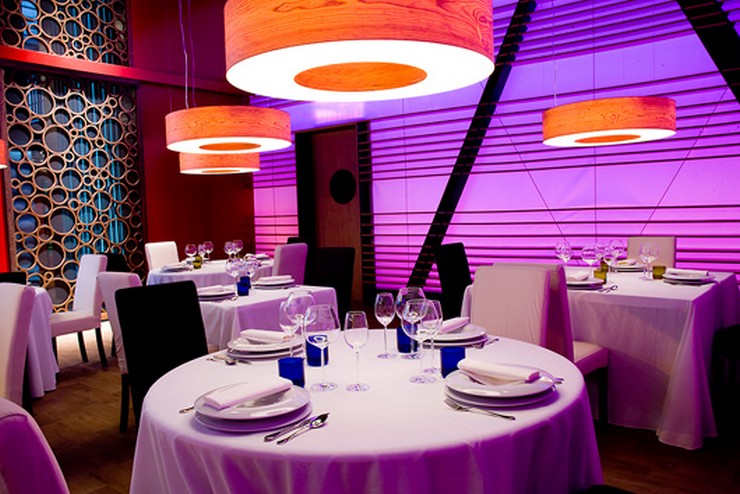 "Las lámparas Saturnia de Lzf-Lamps diseñadas por Oskar Cerezo en el restaurante del programa de televisión MasterChef"