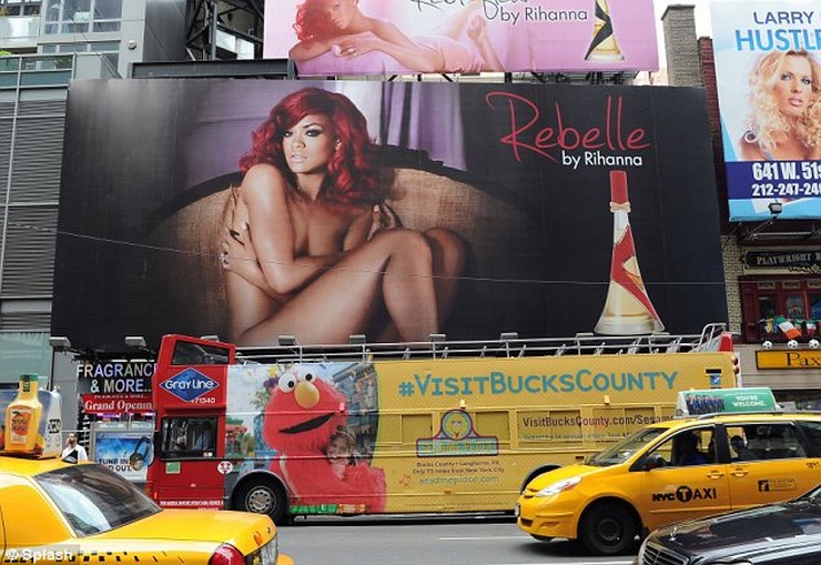 "Polémico cartel publicitario del perfume Rebelle colocado en la Times Square de Nueva York, donde Rihanna aparecía completamente desnuda cubriéndose con sus brazos y piernas"