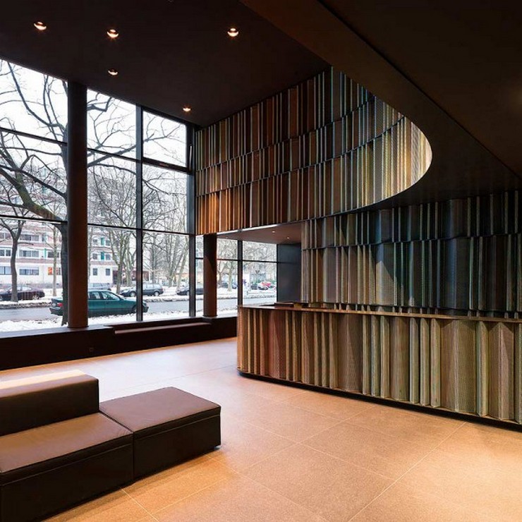 "Hotel Sana de Berlín - interiorismo por Francesc Rifé: el vestíbulo, unas zonas bajas, amuebladas con la tapicería modelo SSAM de Ziru"