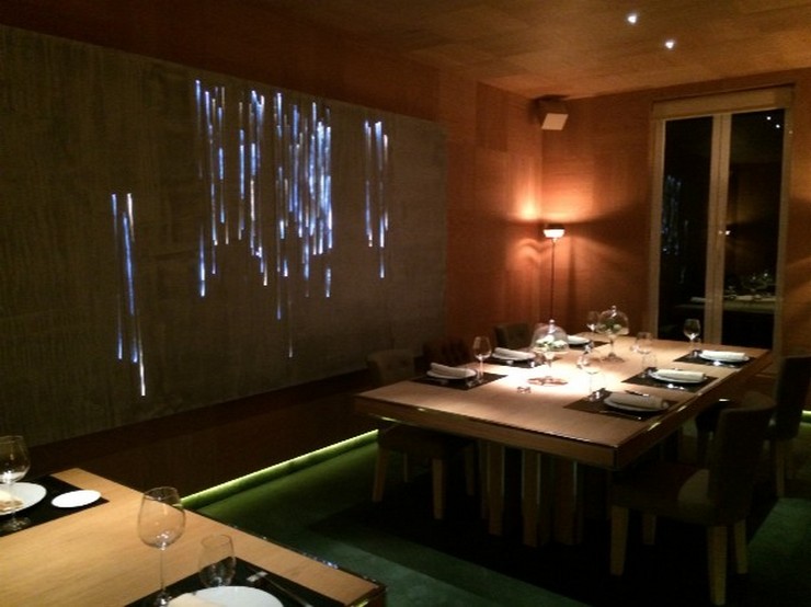 "Restaurante OTTO Madrid diseñado por Tomás Alía. El diseñador ha creado un espacio perfecto para cenar: una amplia mesa junto a una preciosa fuente vertical y una iluminación ideal."