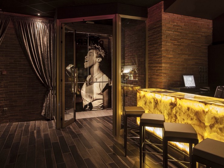 "El Riviera Music Lounge es uno de los últimos proyectos del interiorista Óscar Vidal Quist. Se trata de un club de música situado en el Hotel Riviera en Benidorm que ha sido recientemente reformado en la playa del Mediterráneo."