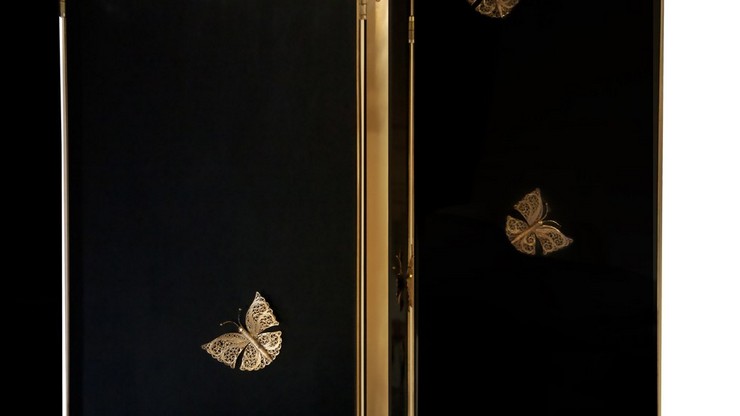 "El Euphoria consta de cuatro paneles a modo de bisagras decorados con  mariposas en bronce"