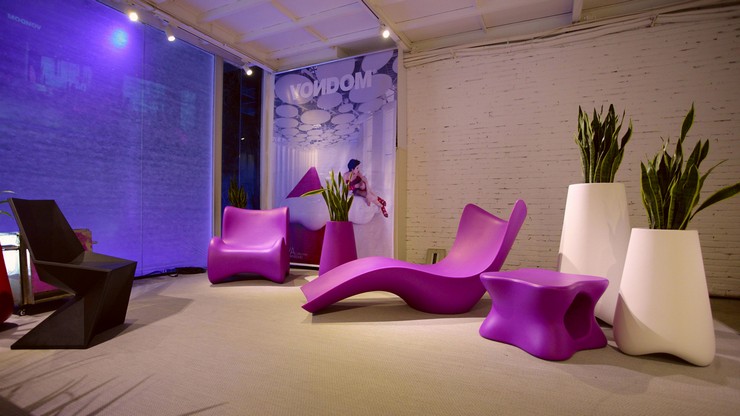 "La firma española de mobiliario y alfombras para exteriores de diseño Vondom ha abierto en enero de 2014 su primera tienda insignia en la capital surcoreana de Seúl."