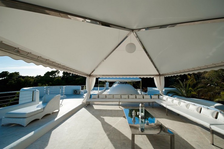 "Villa Rica cuenta con 4 elegantes dormitorios con su propio baño, equipados con servicios de lujo, una hermosa piscina infinita con impresionantes vistas al mar, y una serie de lugares bien equipados al aire libre donde poder relajarte, cenar y tomar los rayos de sol españoles en Ibiza."